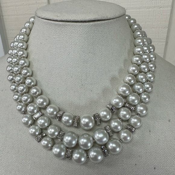 Gorgeous three strand pearl bead and rhinestone necklace - Picture 3 of 7